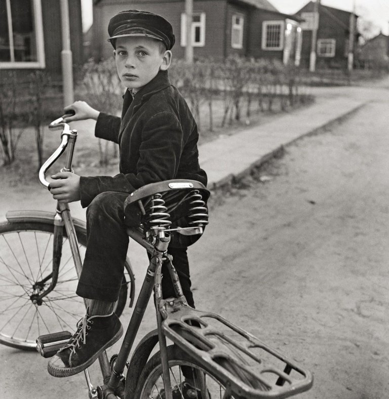 Auf diesem Bild ist das folgende Kunstwerk zu sehen: Antanas Sutkus. With the father’s bicycle, Lithuania, Dzukija. 1969.