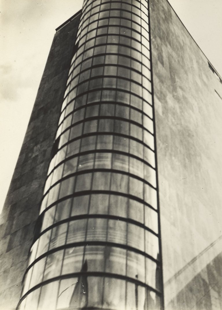 Auf diesem Bild ist das folgende Kunstwerk zu sehen: Iwao Yamawaki. Ohne Titel (Glasfassade eines unbekannten Gebäudes). 1930–1932.