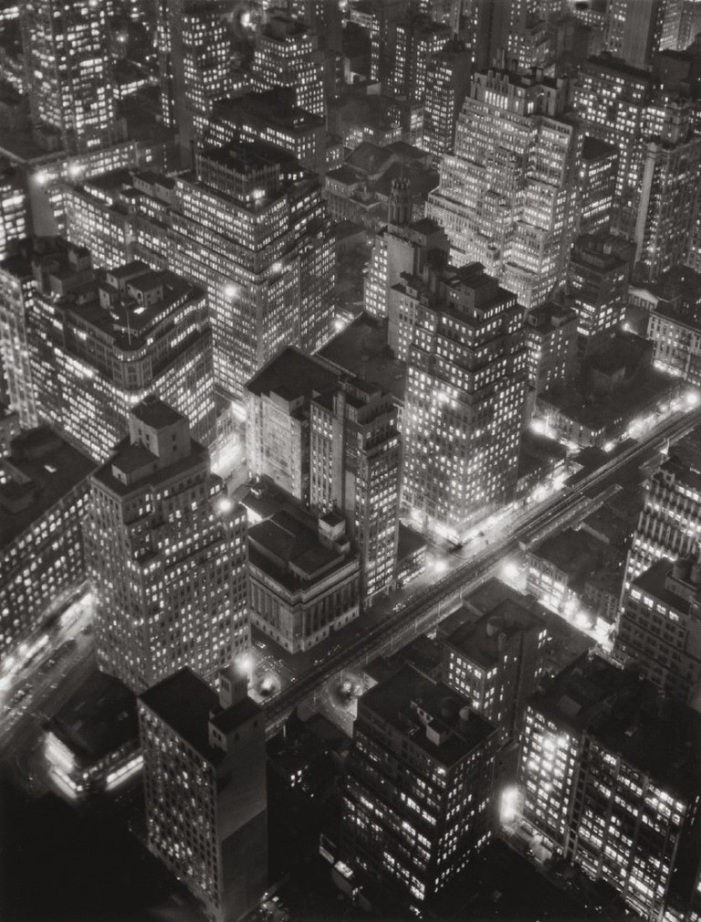 Auf diesem Bild ist das folgende Kunstwerk zu sehen: Berenice Abbott. New York at Night: Empire State Building, 350 Fifth Avenue, West Side, 34th and 33rd Streets. 1932.