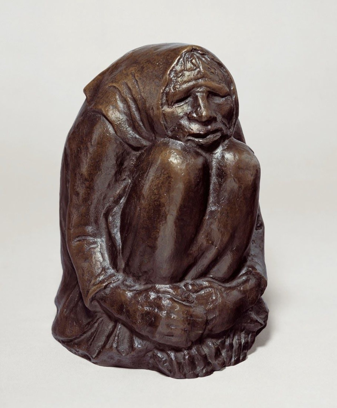 Auf diesem Bild ist das folgende Kunstwerk zu sehen: Ernst Barlach. „Frierende Alte“. 1937.