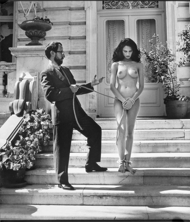 Auf diesem Bild ist das folgende Kunstwerk zu sehen: Helmut Newton. „Trader and slave“. 1990.