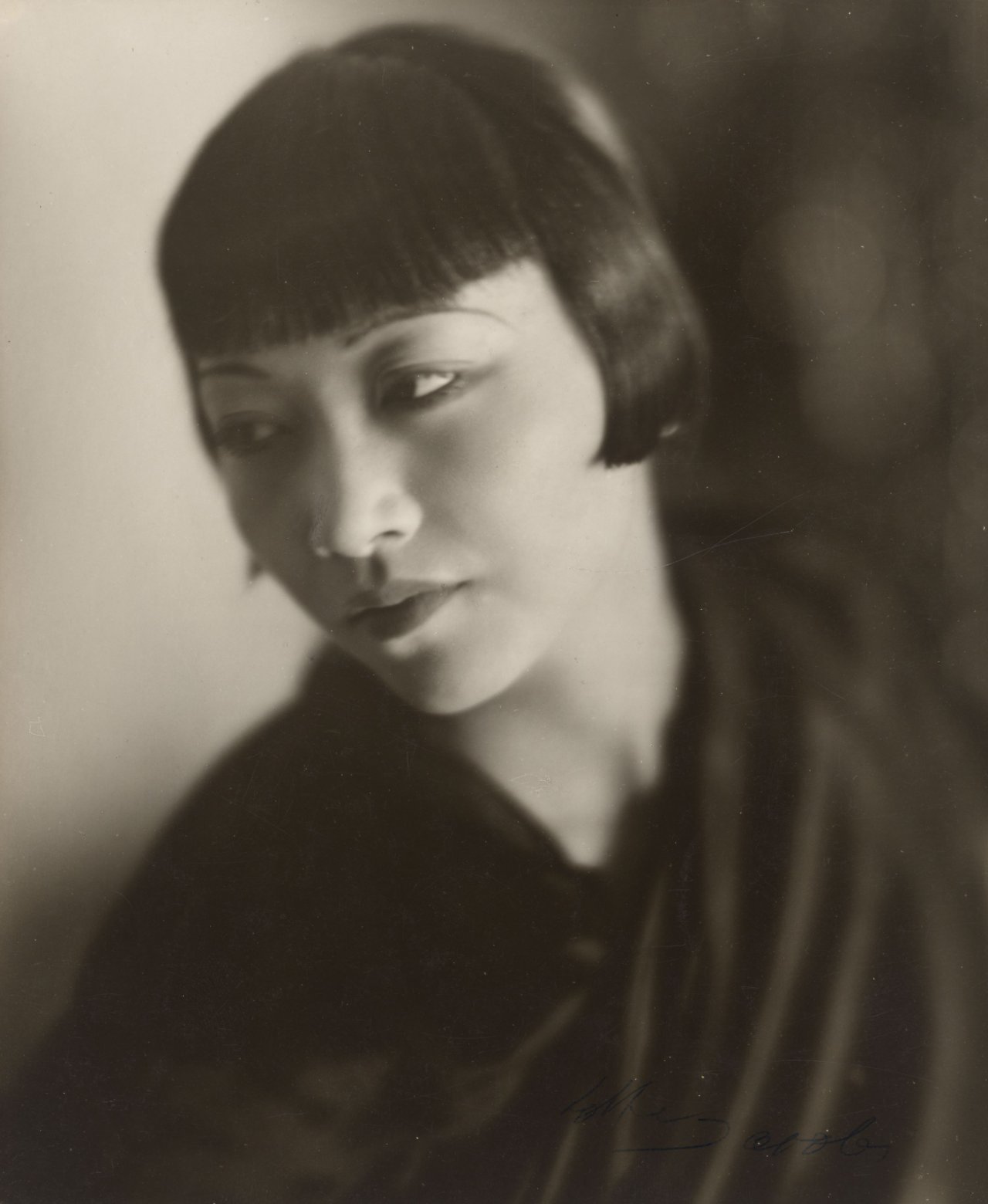 Auf diesem Bild ist das folgende Kunstwerk zu sehen: Lotte Jacobi. Anna Mae Wong. Um 1930.