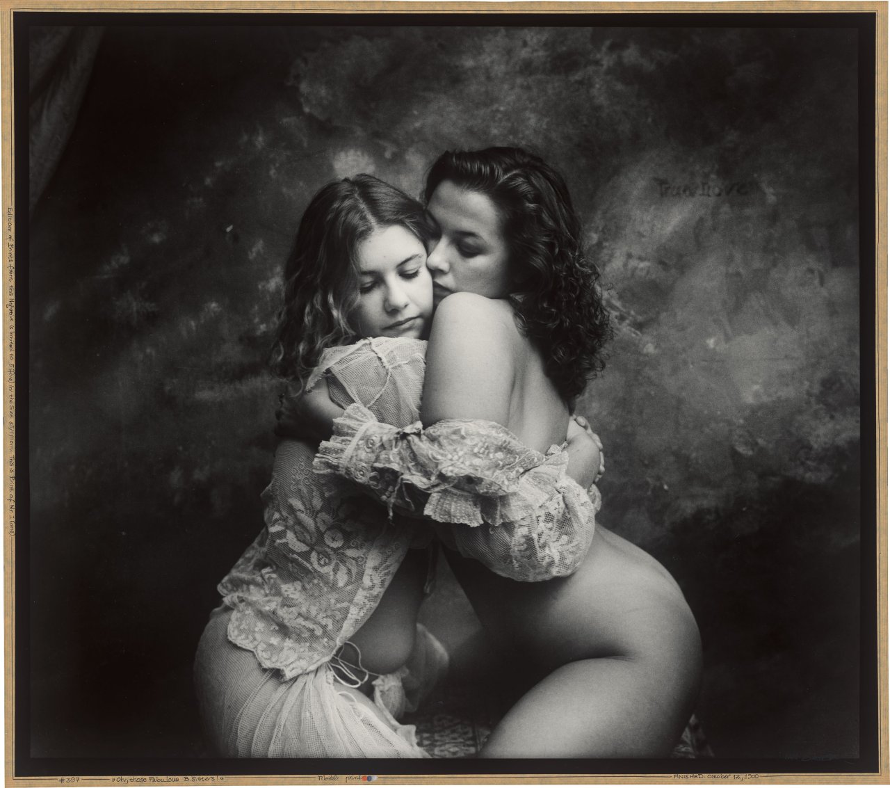 Auf diesem Bild ist das folgende Kunstwerk zu sehen: Jan Saudek. „Oh, those Fabulous B. Sisters!“. 1989.