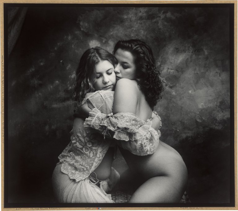 Auf diesem Bild ist das folgende Kunstwerk zu sehen: Jan Saudek. „Oh, those Fabulous B. Sisters!“. 1989.