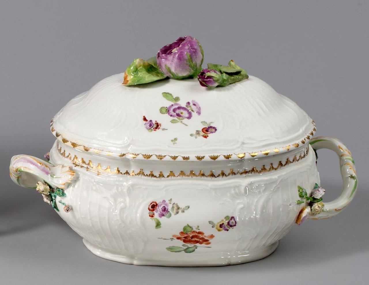 This picture shows the following artwork:  KPM Königliche Porzellan-Manufaktur Berlin. Small oval tureen from the table service for General Heinrich August de la Motte Fouqué (1698–1774), gift of King Friedrich the Great – relief decoration with sculpted roses, flower painting and edging heightened with gold. 1766.