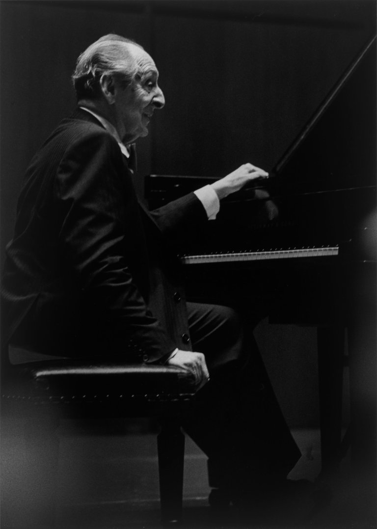 Auf diesem Bild ist das folgende Kunstwerk zu sehen: Barbara Klemm. „Wladimir Horowitz, Frankfurt“. 1986.