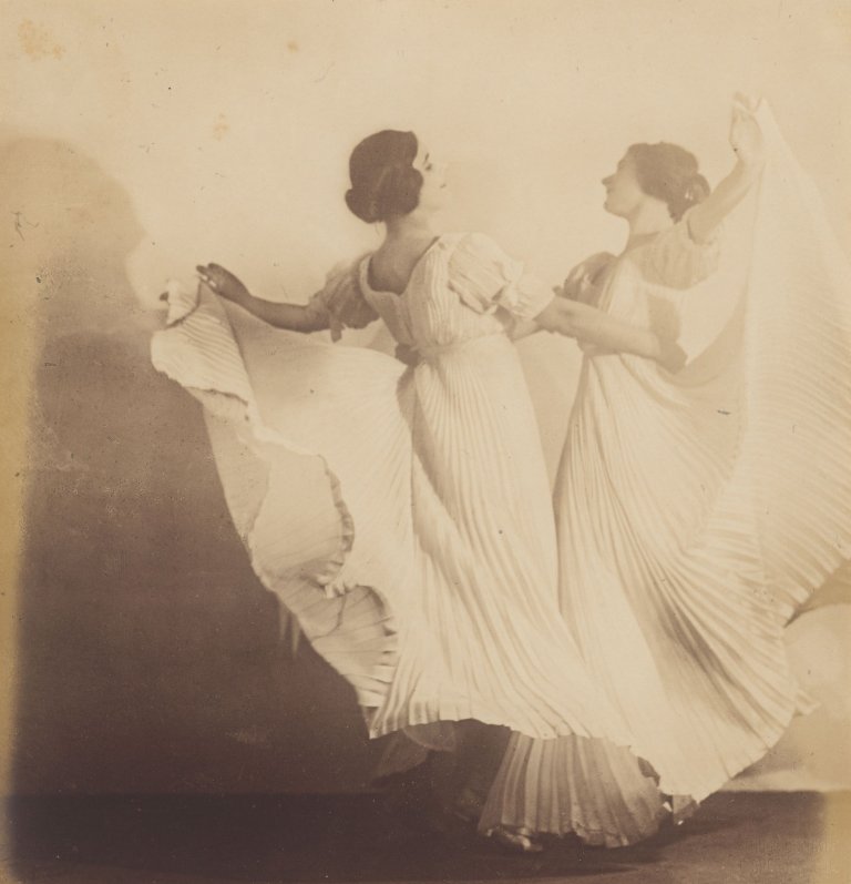 Auf diesem Bild ist das folgende Kunstwerk zu sehen: Hugo Erfurth. Sent M'ahesa (Beduinentanz) / Elsa und Berta Wiesenthal (Faustwalzer). 1908 / 1912.
