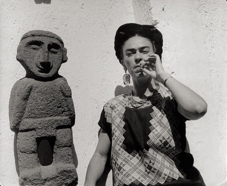 Auf diesem Bild ist das folgende Kunstwerk zu sehen: Gisèle Freund. Frida Kahlo, Mexiko. 1952.