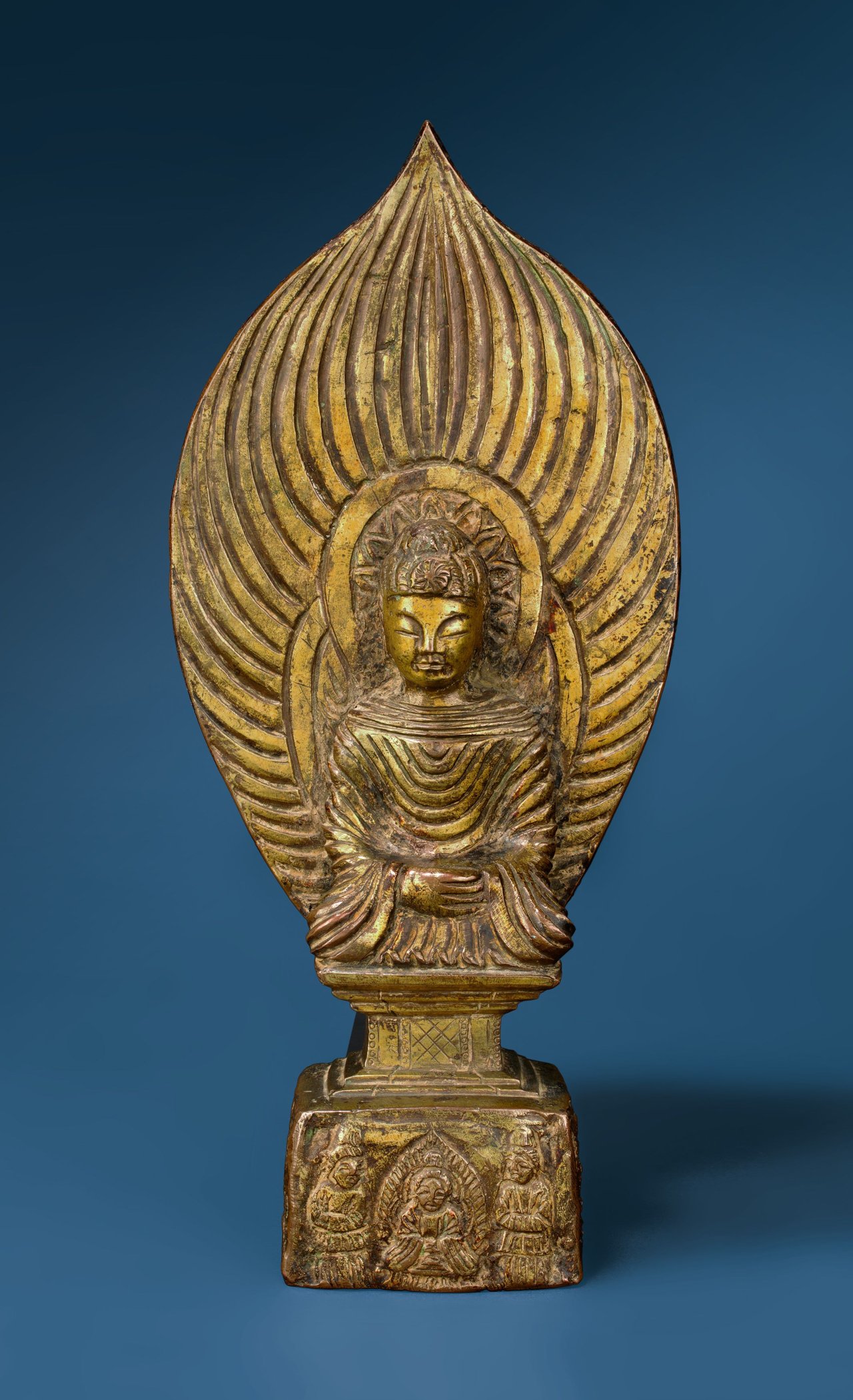 Auf diesem Bild ist das folgende Kunstwerk zu sehen:  Chinesisch, Nördliche Wei-Dynastie. Votivfigur eines sitzenden Buddhas. Anfang 5. Jahrhundert.
