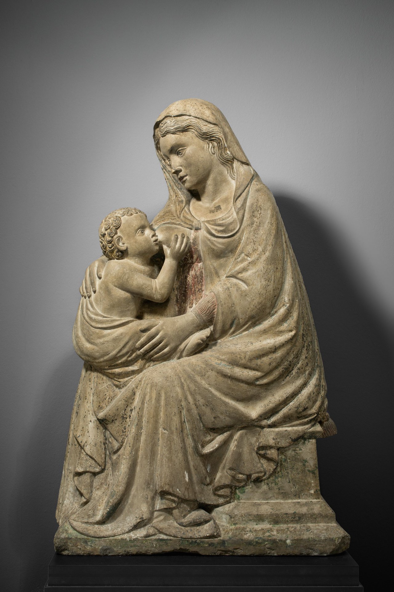 Auf diesem Bild ist das folgende Kunstwerk zu sehen:  Italienisch, wohl Lombardei. Thronende Muttergottes – Maria lactans. Um 1400.
