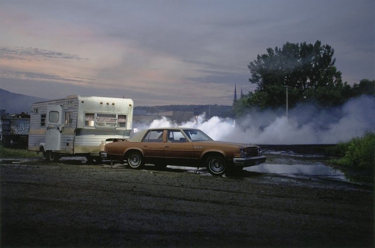 Auf diesem Bild ist das folgende Kunstwerk zu sehen: Gregory Crewdson. Production Still: Edie in the Trailor 06, aus der Serie „Beneath the Roses“. 2007.