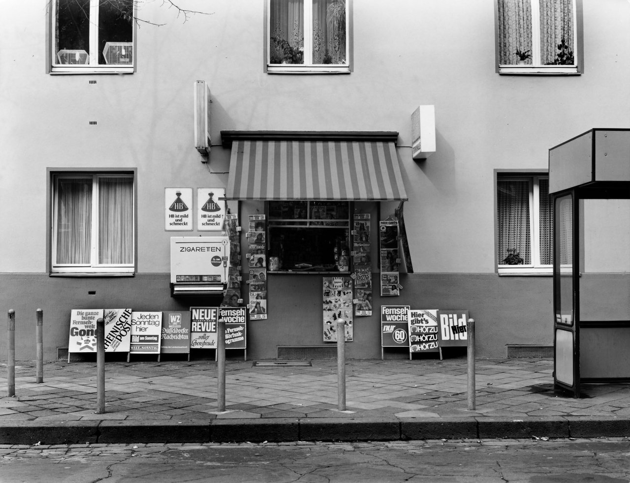 Auf diesem Bild ist das folgende Kunstwerk zu sehen: Tata Ronkholz. „Düsseldorf, Lindenstrasse 204“. 1978.