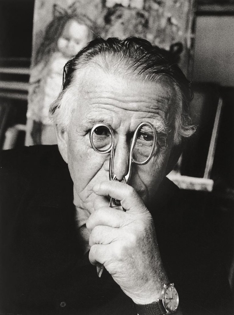 Auf diesem Bild ist das folgende Kunstwerk zu sehen: Stefan Moses. „Otto Dix, ‘künstler machen masken’, atelierhaus hemmenhofen“. 1964.