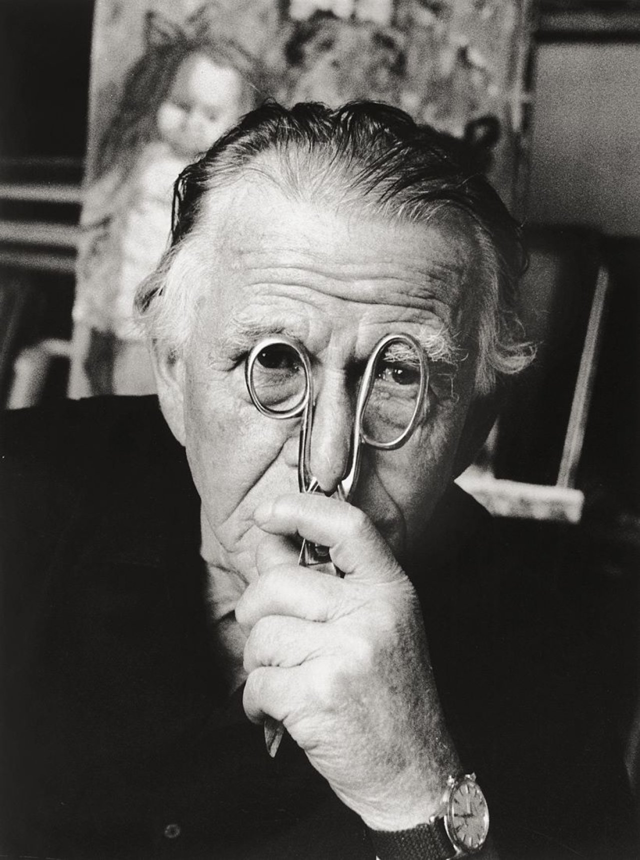 Auf diesem Bild ist das folgende Kunstwerk zu sehen: Stefan Moses. „Otto Dix, ‘künstler machen masken’, atelierhaus hemmenhofen“. 1964.