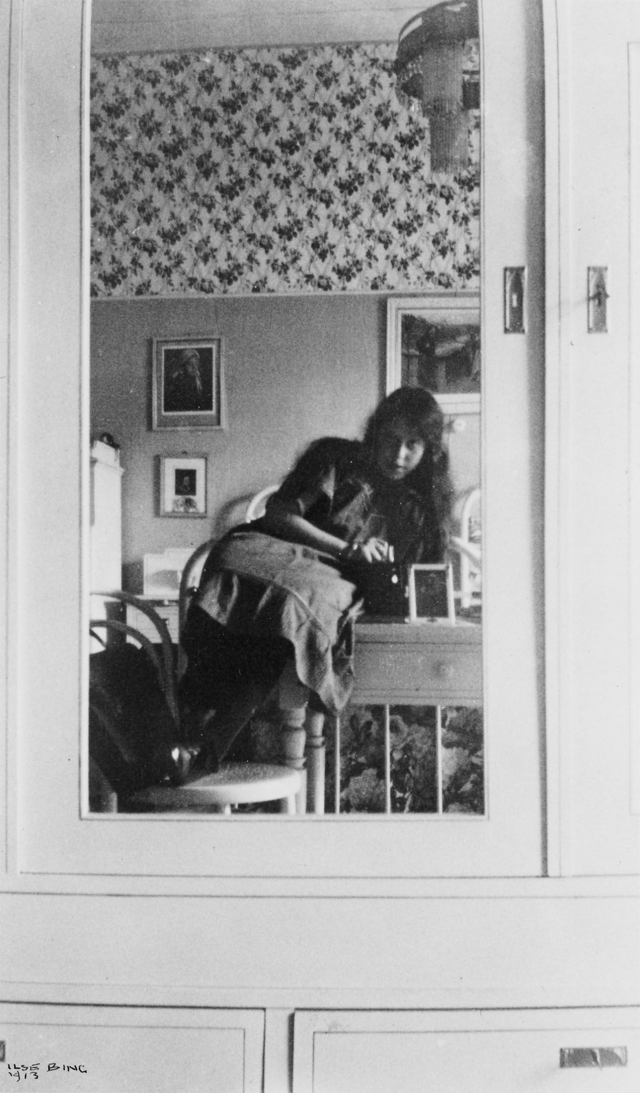 Auf diesem Bild ist das folgende Kunstwerk zu sehen: Ilse Bing. „Autoportrait dans ma chambre, Frankfort“. 1913.