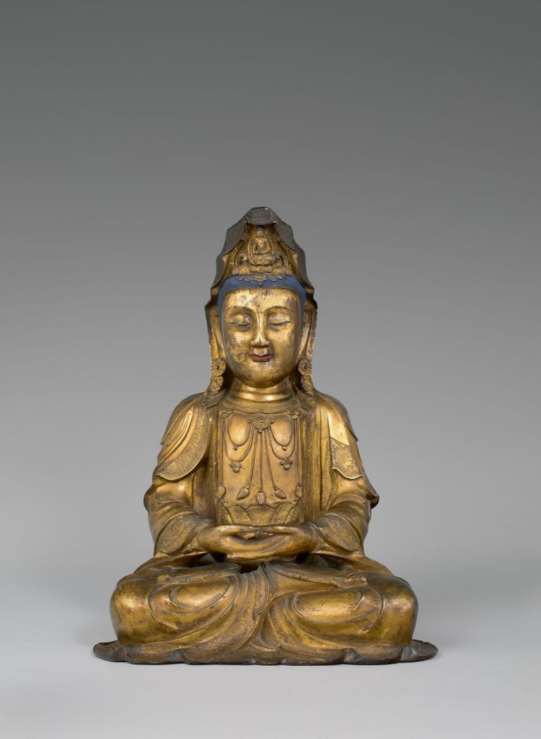 Auf diesem Bild ist das folgende Kunstwerk zu sehen:  Chinesisch, Ming-Dynastie. Meditierende Guanyin. 1. Hälfte 17. Jahrhundert.