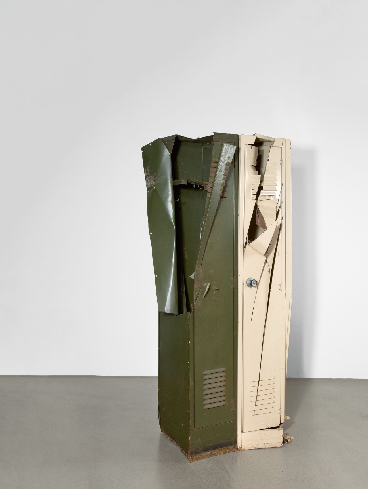 Auf diesem Bild ist das folgende Kunstwerk zu sehen: Olaf Metzel. Aus: „Bond Store Lockers“. 1990.