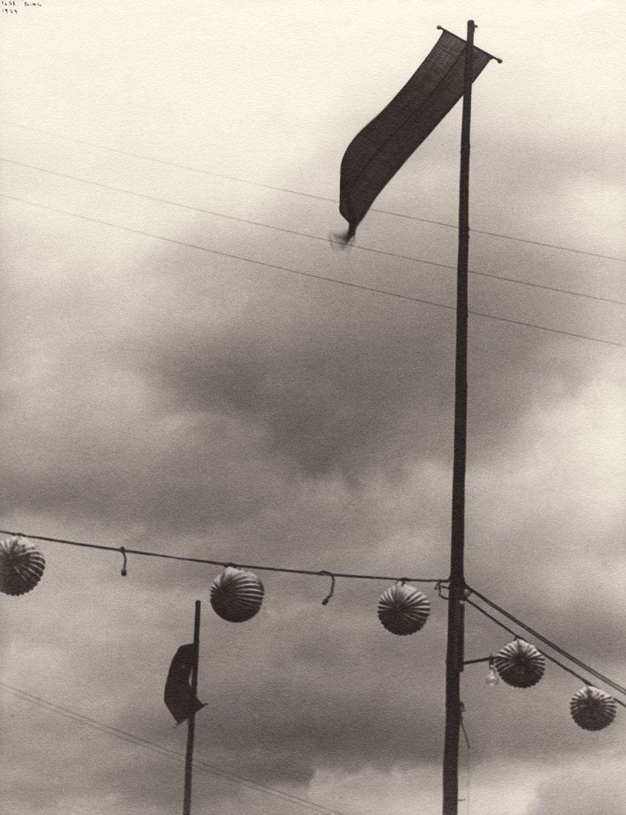 Auf diesem Bild ist das folgende Kunstwerk zu sehen: Ilse Bing. Le 14 Juillet, Paris. 1933.