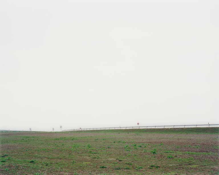 Auf diesem Bild ist das folgende Kunstwerk zu sehen: Hans-Christian Schink. „A9/A38 Autobahnkreuz Rippachtal (3)“. 1998.