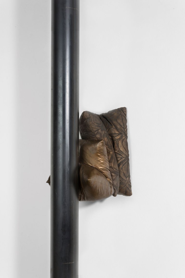 Auf diesem Bild ist das folgende Kunstwerk zu sehen: Tatiana Trouvé. Ohne Titel (Kissen). 2010.
