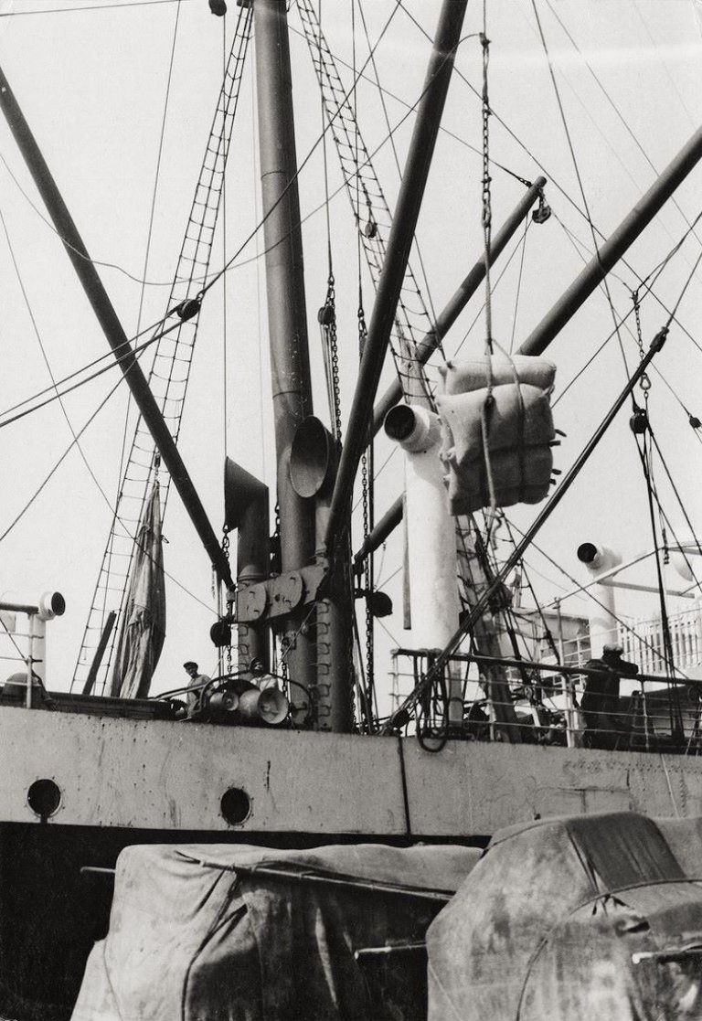 Auf diesem Bild ist das folgende Kunstwerk zu sehen: Germaine Krull. „Quelques Cargos“. Um 1928.