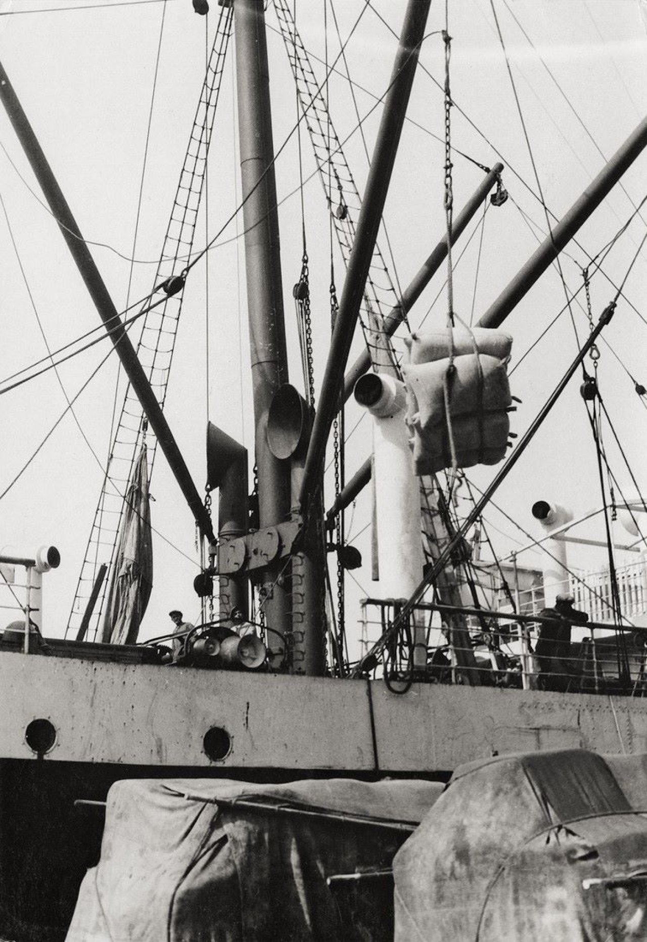 This picture shows the following artwork: Germaine Krull. „Quelques Cargos“. Um 1928.