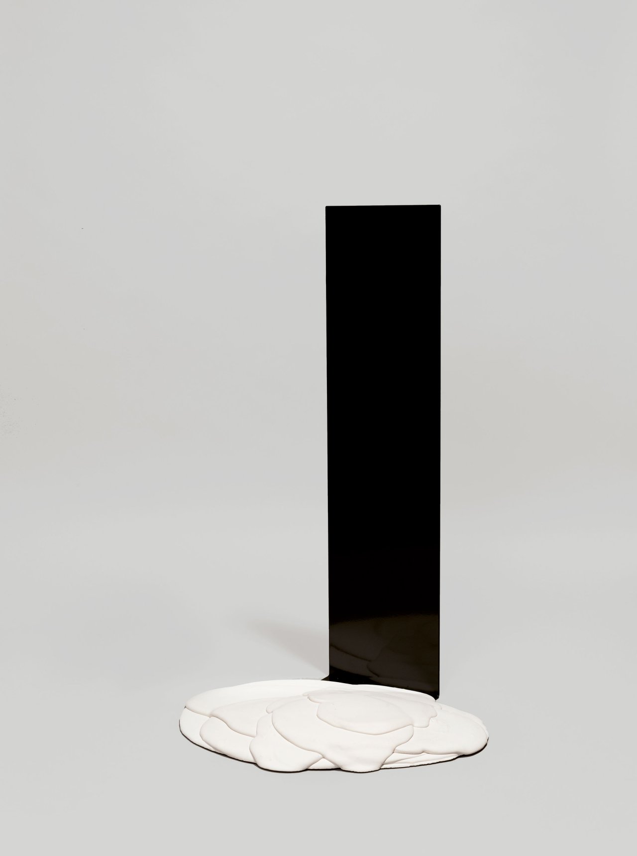 Auf diesem Bild ist das folgende Kunstwerk zu sehen: Nairy Baghramian. „Zum Lumpen-Eck“. 2007.