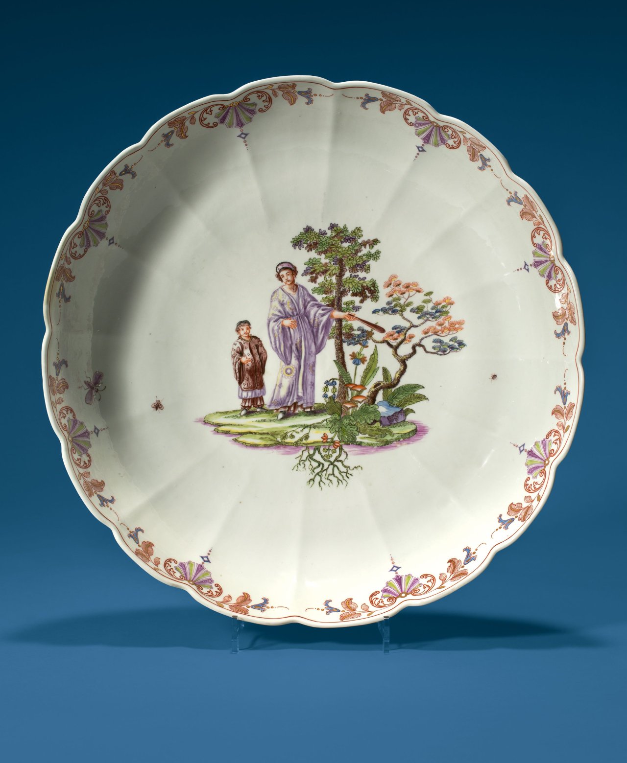 Auf diesem Bild ist das folgende Kunstwerk zu sehen:  Porzellanmanufaktur Du Paquier, Wien. Große Schüssel mit Chinoiseriedekor. Um 1730.