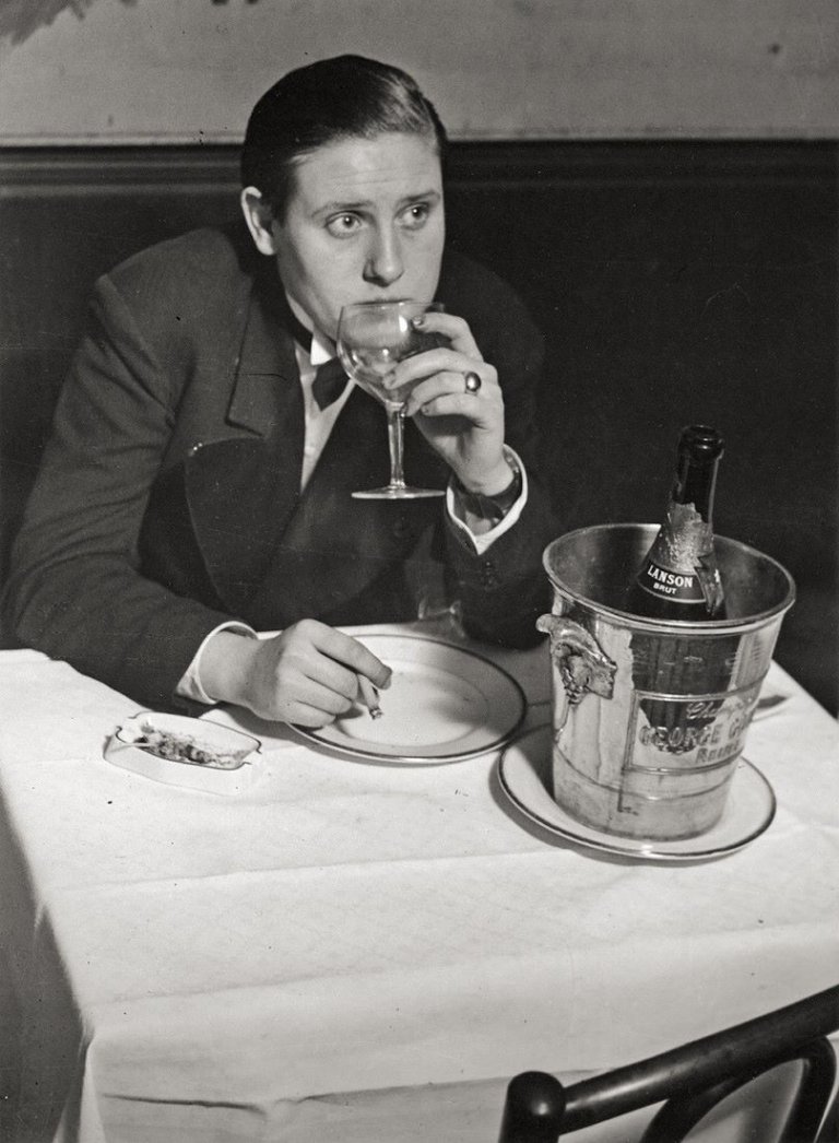 Auf diesem Bild ist das folgende Kunstwerk zu sehen:  Brassaï (d.i. Halász, Gyula). „Lulu au ,Monocle’ à Montparnasse, Paris“. 1933.