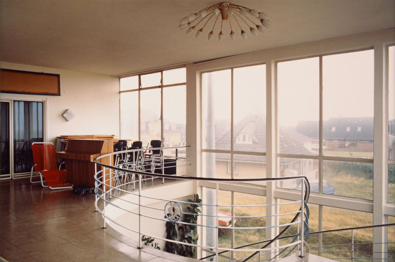 Auf diesem Bild ist das folgende Kunstwerk zu sehen: Candida Höfer. „Kurmittelhaus Wenningstedt III 1981“.