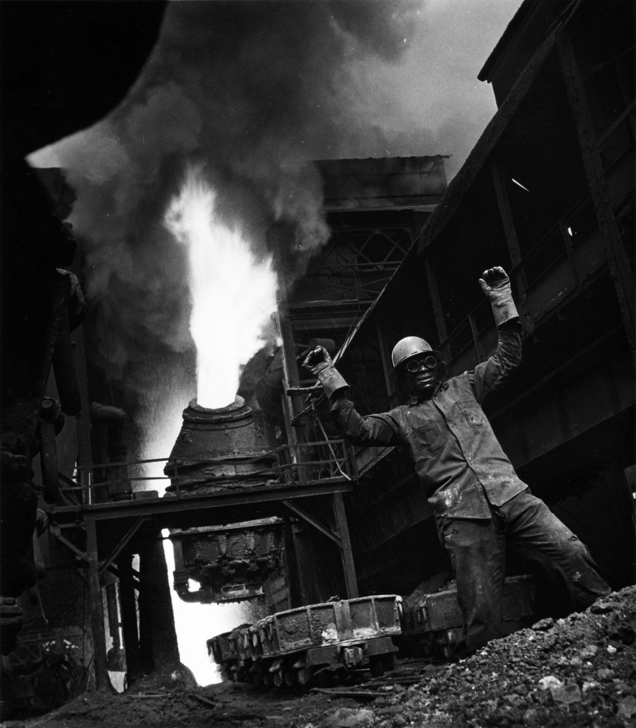 Auf diesem Bild ist das folgende Kunstwerk zu sehen: W. Eugene Smith. Worker with raised arms, aus der Serie: „Taft & Ohio Railroad“. 1949.