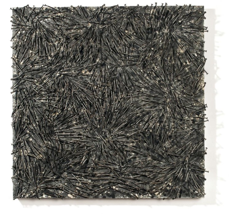 Auf diesem Bild ist das folgende Kunstwerk zu sehen: Günther Uecker. „Energiefeld“. 1986.