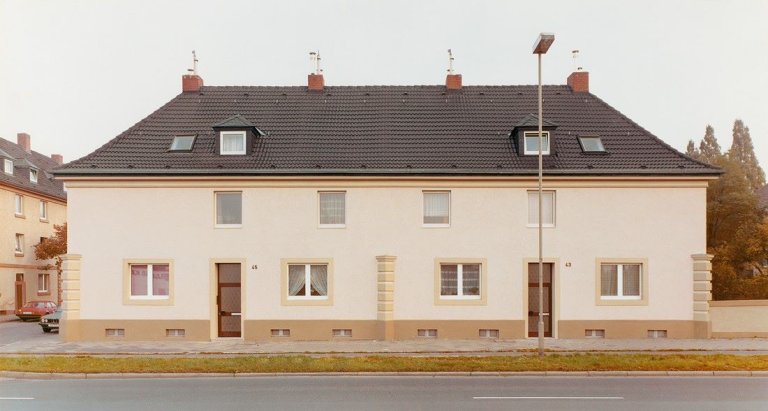 Auf diesem Bild ist das folgende Kunstwerk zu sehen: Thomas Ruff. Haus Nr. 1. 1987.