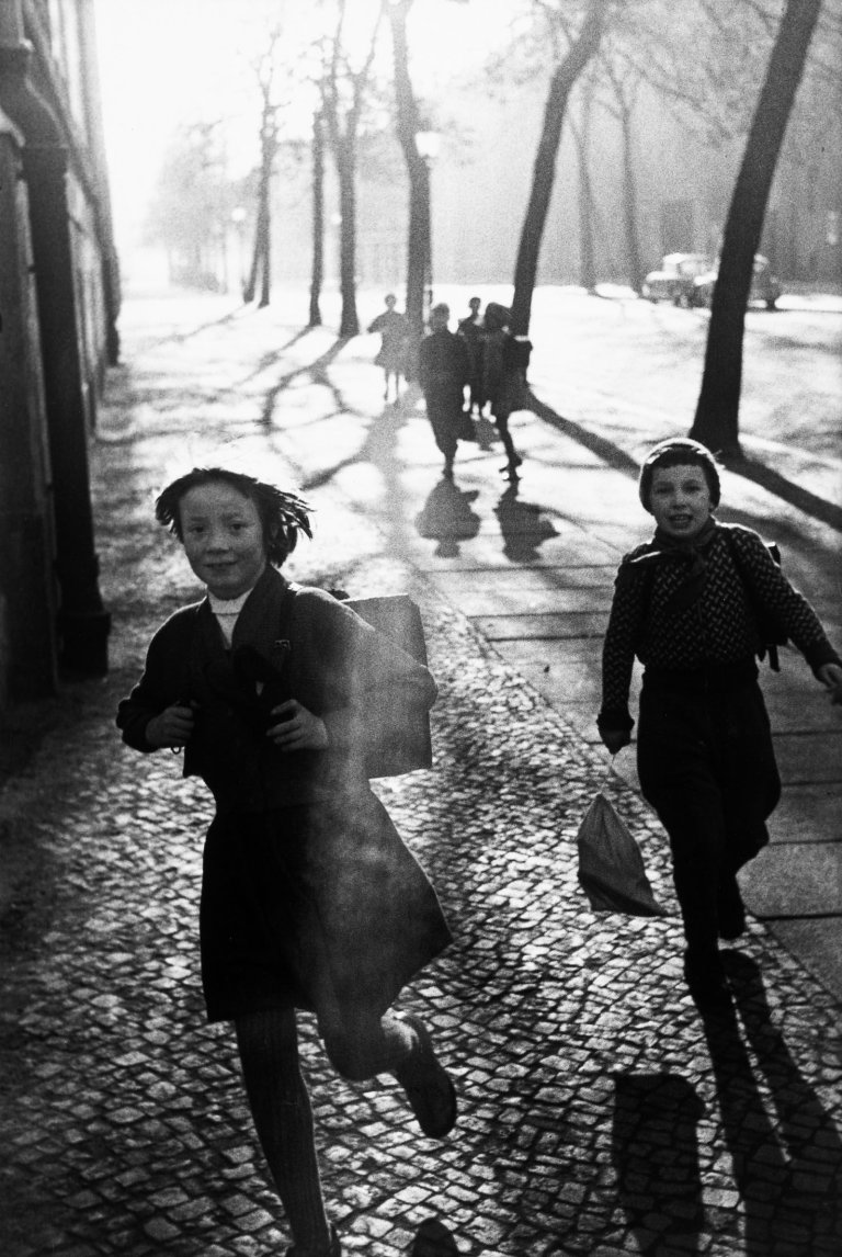 Auf diesem Bild ist das folgende Kunstwerk zu sehen: Leonard Freed. „Leipzig, East Germany“. 1965.