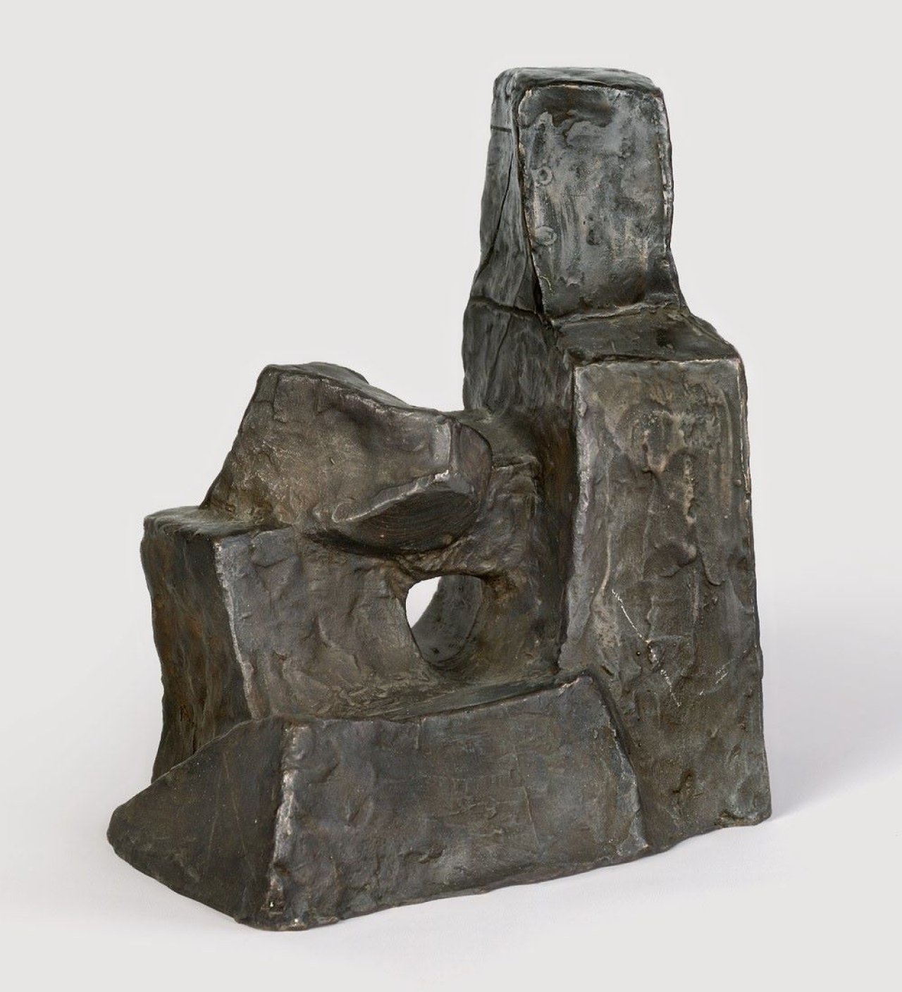 Auf diesem Bild ist das folgende Kunstwerk zu sehen: Fritz Wotruba. „Kleine sitzende Figur“. 1952/53/70.