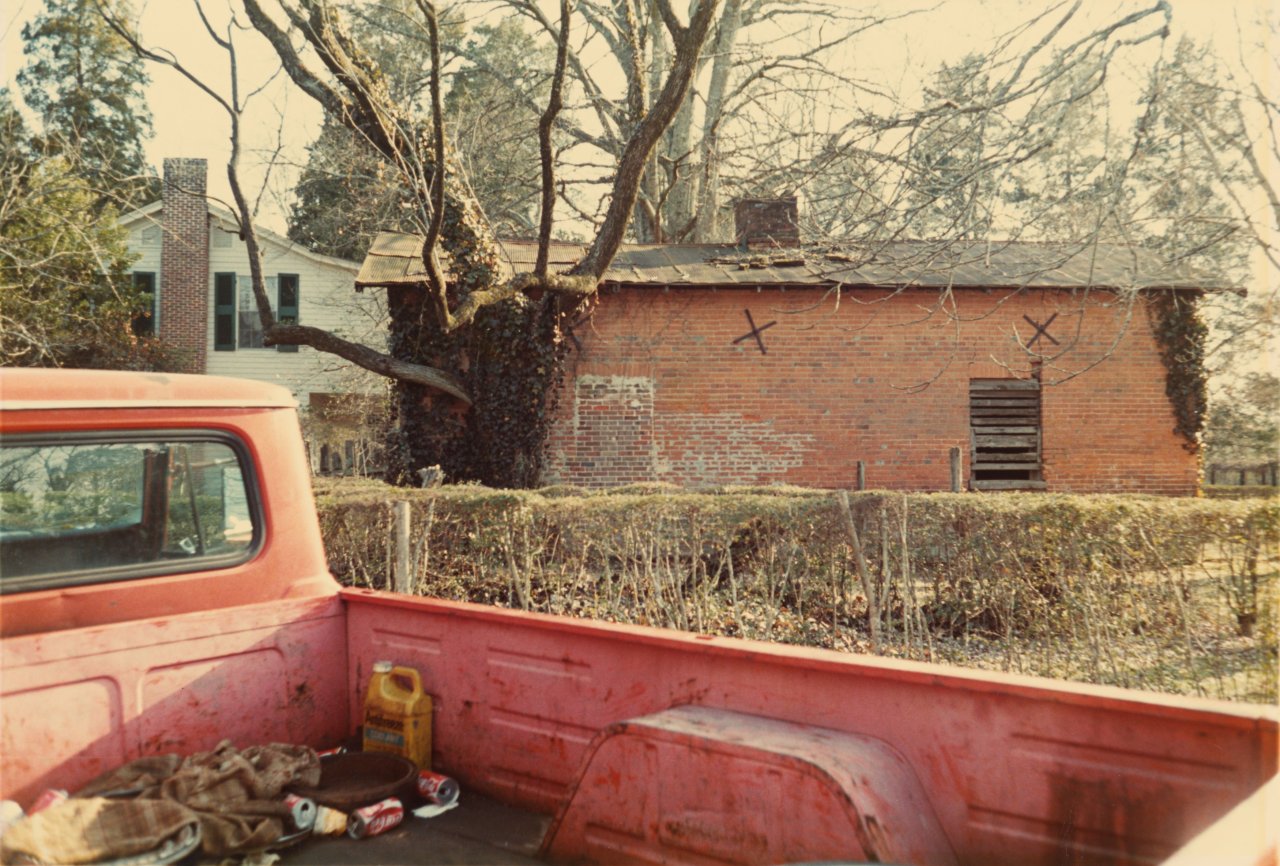 Auf diesem Bild ist das folgende Kunstwerk zu sehen: William Eggleston. „Rowan Oak Oxford Miss.[issippi]“. 1982.