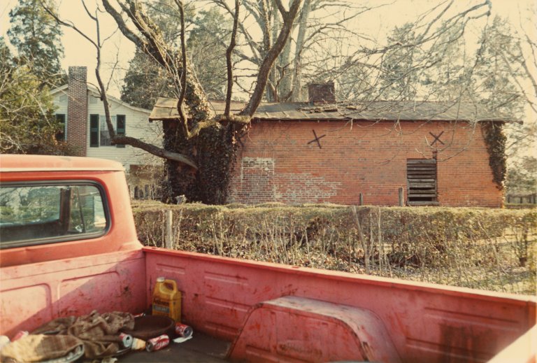 Auf diesem Bild ist das folgende Kunstwerk zu sehen: William Eggleston. „Rowan Oak Oxford Miss.[issippi]“. 1982.