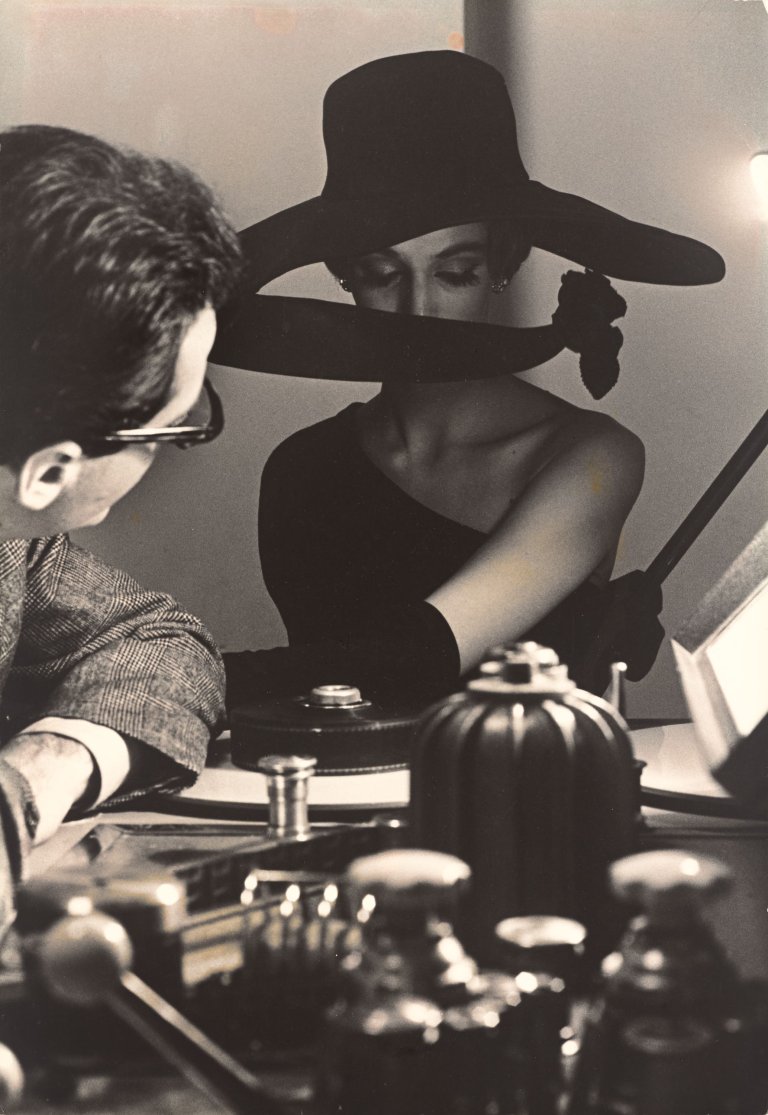 Auf diesem Bild ist das folgende Kunstwerk zu sehen: Frank Horvat. „HARPERS BAZAAR“. Roma. High Fashion with Deborah Dixon and film maker. 1962.