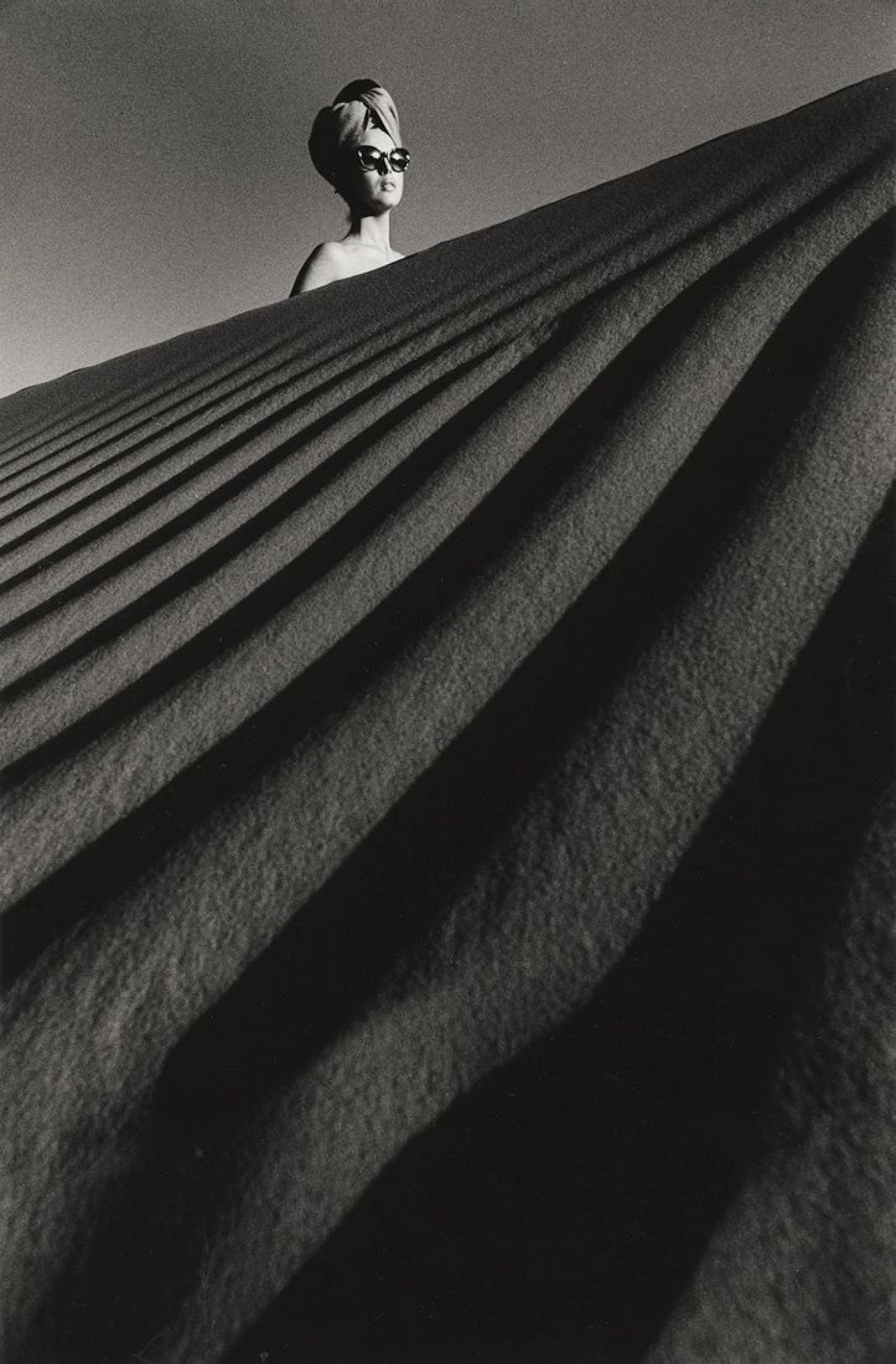 Auf diesem Bild ist das folgende Kunstwerk zu sehen: Jeanloup Sieff. „French VOGUE, Marocco“. 1967.