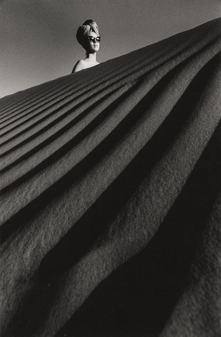 Auf diesem Bild ist das folgende Kunstwerk zu sehen: Jeanloup Sieff. „French VOGUE, Marocco“. 1967.
