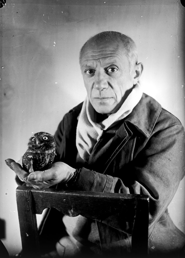 Auf diesem Bild ist das folgende Kunstwerk zu sehen: Michel Sima (d.i. Michael Smajewski). Pablo Picasso et Chouette, Antibes. 1946.