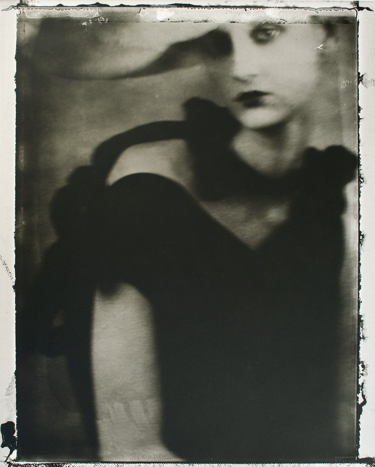 Auf diesem Bild ist das folgende Kunstwerk zu sehen: Sarah Moon (d.i. Hadengue, Marielle). „Kassia Pysiak“.. 1998.