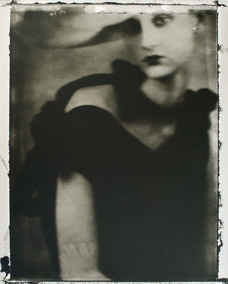 Auf diesem Bild ist das folgende Kunstwerk zu sehen: Sarah Moon (d.i. Hadengue, Marielle). „Kassia Pysiak“.. 1998.