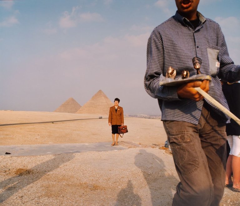 Auf diesem Bild ist das folgende Kunstwerk zu sehen: Martin Parr. „Small World Giza“. 1993.