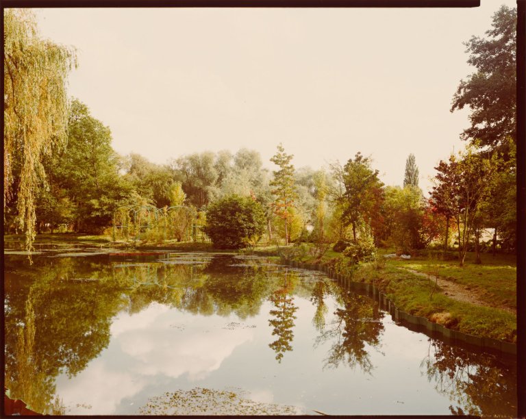 Auf diesem Bild ist das folgende Kunstwerk zu sehen: Stephen Shore. Giverny, France. 1977.
