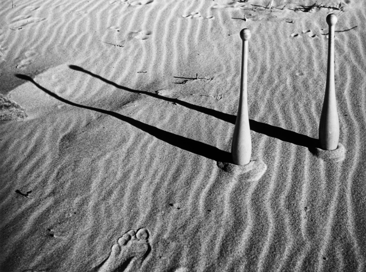 Auf diesem Bild ist das folgende Kunstwerk zu sehen: Herbert List. Le Couple, Ostsee. 1933.