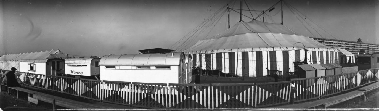 Auf diesem Bild ist das folgende Kunstwerk zu sehen: Josef Sudek. Ohne Titel (Zirkus Henry, Panorama). Vermutlich 1950er Jahre.