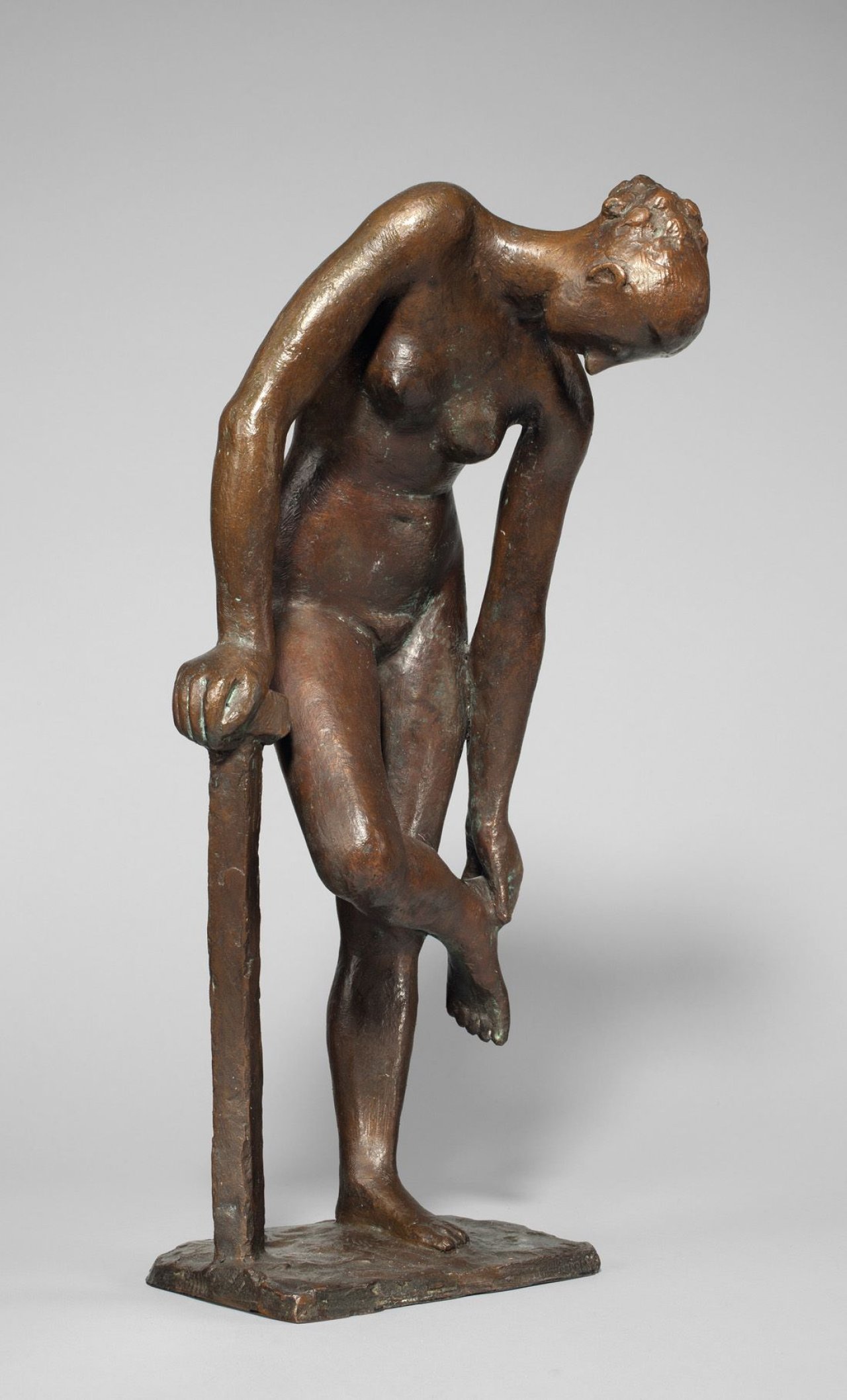 Auf diesem Bild ist das folgende Kunstwerk zu sehen: Gerhard Marcks. „Sich Aufstützende“. 1968.