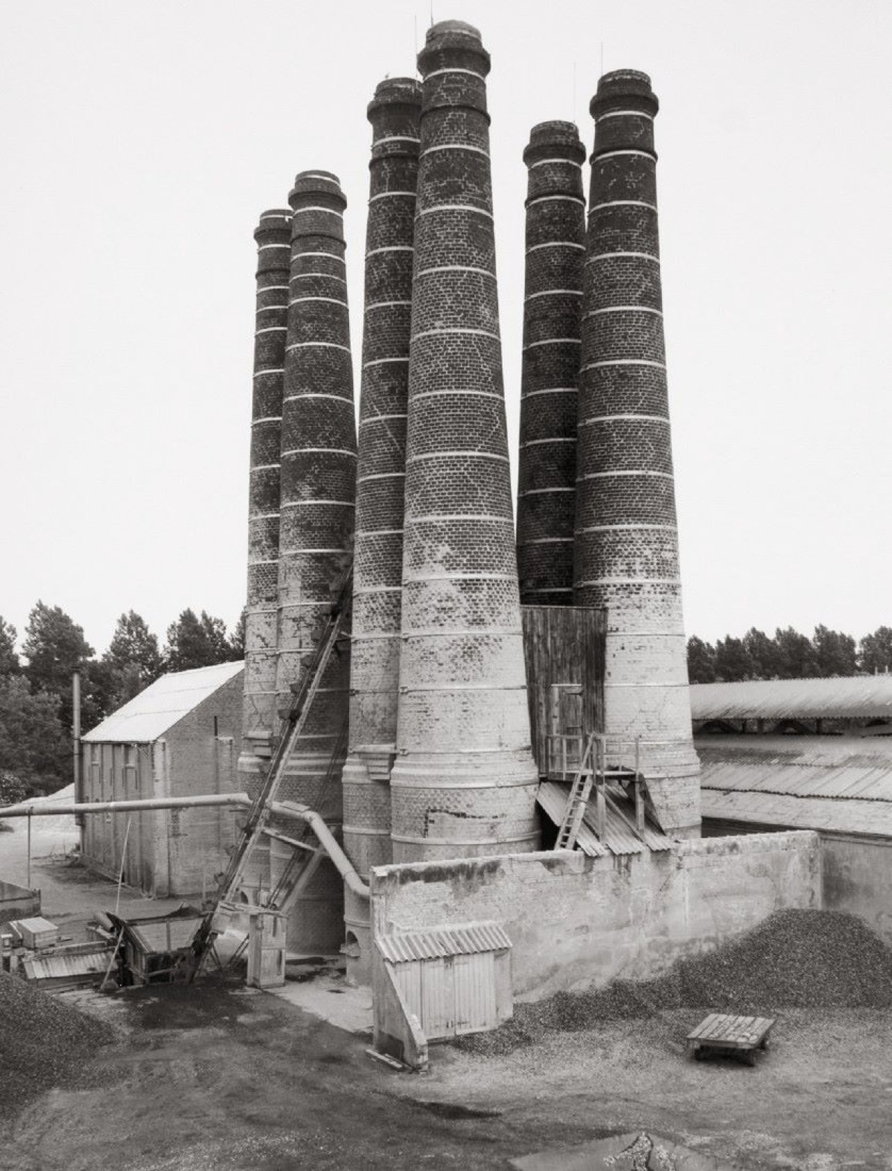 Auf diesem Bild ist das folgende Kunstwerk zu sehen: Bernd und Hilla Becher (Siegen 1931 - 2007 Rostock / Potsdam 1934 - 2015 Düsseldorf). Kalköfen, Brielle, Holland. 1968.