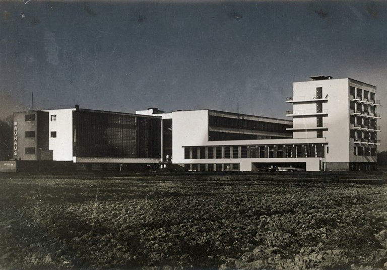 Auf diesem Bild ist das folgende Kunstwerk zu sehen: Iwao Yamawaki. Bauhaus Dessau, Ansicht von Süden. 1930–1932.